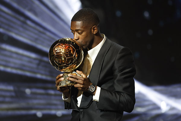 Ousmane Dembelé, ganador del Balón de Oro como mejor jugador del planeta besando el trofeo. Foto EFE