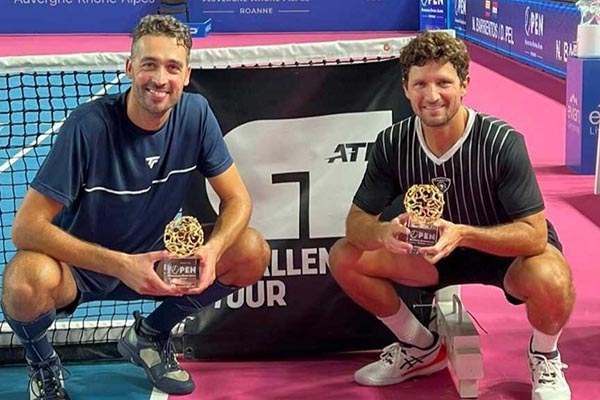 Nicolás Barrientos (derecha), tenista colombiano que logró el subcampeonato en el ATP Hangzhou en China.  Foto Comité Olímpico Colombiano