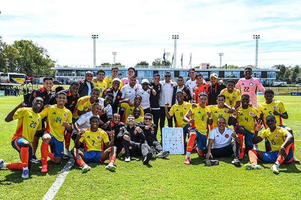 Selección Colombia sub-20 después de conseguir la victoria en su último juego de preparación de cara al Mundial de Chile. Foto Federación Colombiana de Fútbol 
