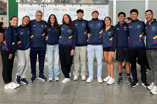 Delegación colombiana de natación antes de salir hacia Brasil para competir en el Campeonato Suramericano. Foto Federación Colombiana de Natación
