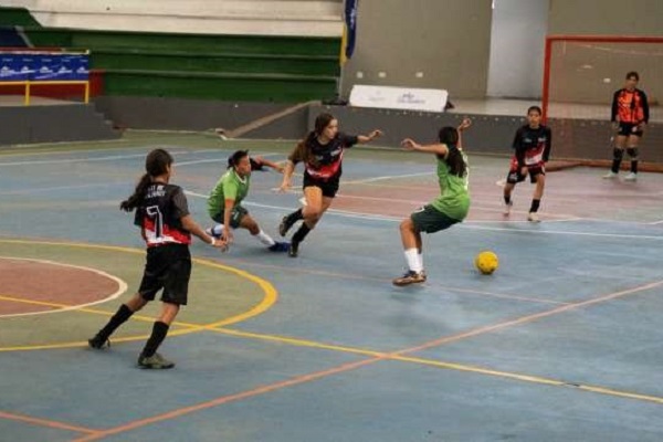 Jóvenes disputando un encuentro de fútbol sala femenino en los Juegos Intercolegiados Nacionales. Foto MinDeporte