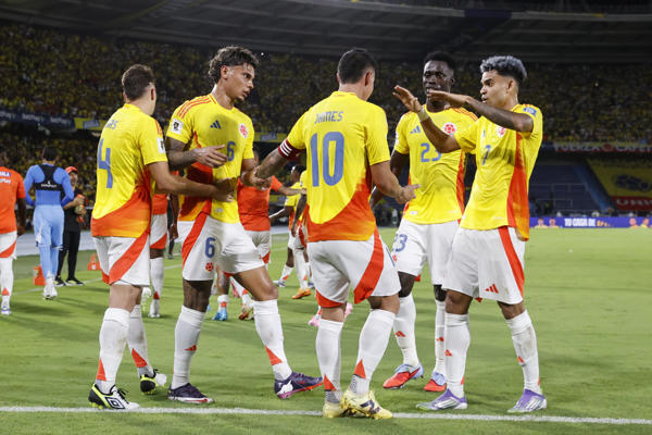 Jugadores de Colombia celebran un gol este jueves, durante un partido por las eliminatorias a la Copa Mundial 2026 entre Colombia y Bolivia en el estadio Metropolitano en Barranquilla (Colombia). EFE/ Mauricio Dueñas Castañeda