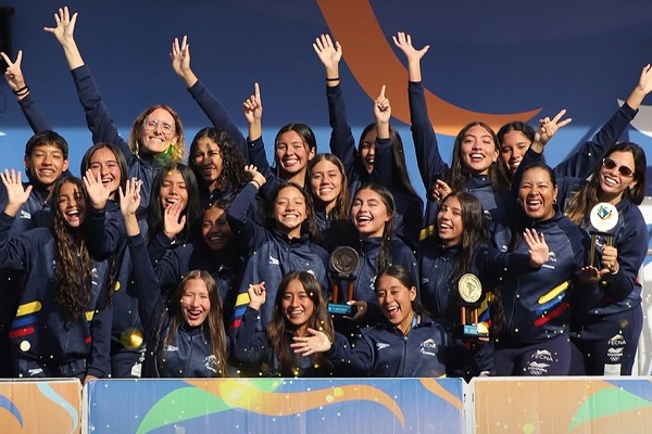 Delegación colombiana de natación artística quienes lograron coronarse como campeones de su modalidad en el Suramericano de Deportes Acuáticos en Brasil. Foto Federación Colombiana de Natación
