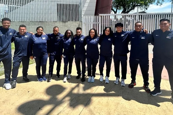 Selección Colombia de levantamiento de pesas antes de viajar a Forde, Noruega al Campeonato Mundial. Foto Federación Colombiana de Levantamiento de Pesas