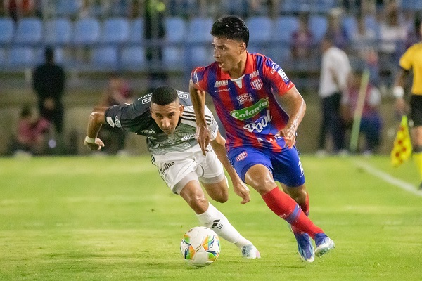 Jannenson Sarmiento, volante creativo del Unión Magdalena, ganando un balón dividido en un anterior partido en el estadio ‘Sierra Nevada’. Foto tomada de Unión Magdalena S.A en Facebook 