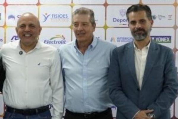 Funcionarios de la alcaldía de Cali, en compañía de miembros del Comité Olímpico Colombiano y de la Federación Nacional de Tenis en la presentación del Open de tenis en Cali. Foto Alcaldía de Cali