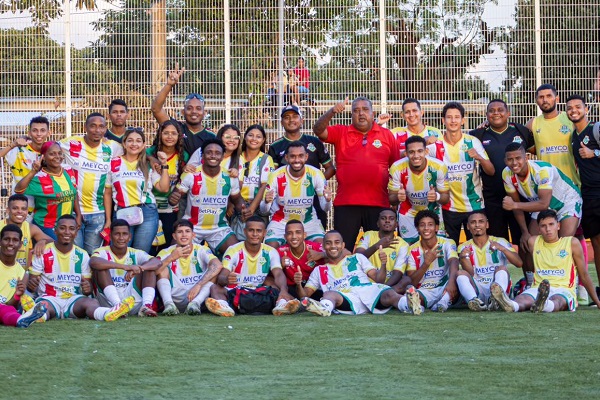 Jugadores y cuerpo técnico interino del Aracataca F.C, celebran su paso a la tercera fase del Torneo Nacional de la Primera C. Foto tomada de Aracataca F.c en Facebook