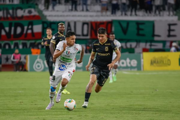 Jorman Campuzano de Atlético Nacional disputando un balón dividido en velocidad con un jugador de Once Caldas en un anterior encuentro. Foto Dimayor