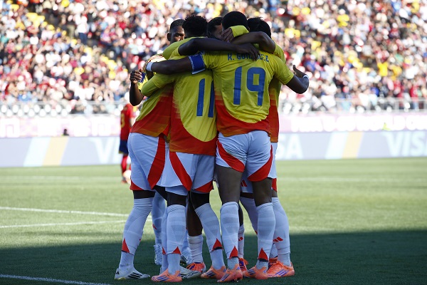 Jugadores de la Selección Colombia sub-20 abrazados celebrando el paso a semifinales del Campeonato Mundial. Foto EFE 
