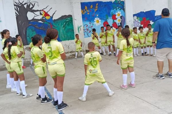 Niños adscritos al programa institucional del Icbf ‘Atrapasueños’ con su nueva dotación deportiva de parte del Club deportivo Santa Marta Beach Soccer. Foto cortesía Santa Marta Beach Soccer 