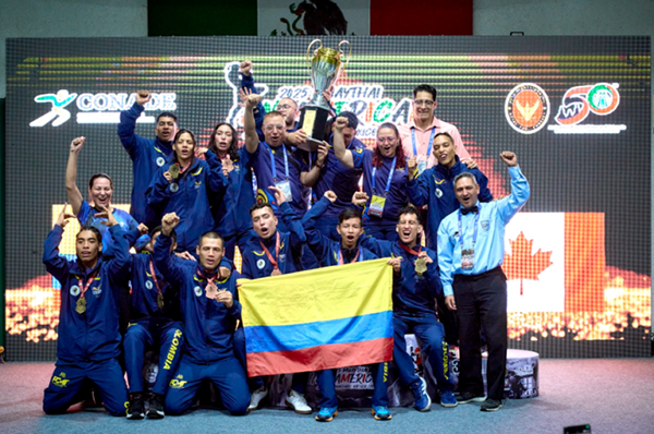 Selección Colombia de Muaythai celebrando el subcampeonato panamericano conseguido en Ciudad de México. Foto Comité Olímpico Colombiano