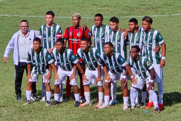 Jugadores de la categoría sub 17 del Club Alianza Sur de Córdoba quienes lograron la clasificación a semifinales del Torneo Nacional. Foto tomada de Alianza Sur de Córdoba en Facebook 