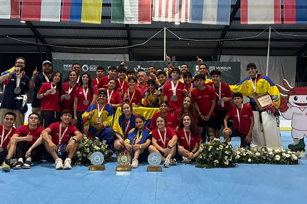 Delegación colombiana de Hockey, quienes se coronaron campeones panamericanos en México. Foto Federación Colombiana de Patinaje 