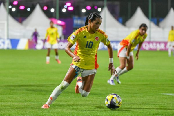 Ella Grace Martínez, delantera de la selección Colombia sub 17 controlando un balón en el partido contra Costa de Marfil. Foto Federación Colombiana de Fútbol 