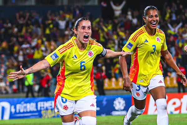 Jugadoras de la selección Colombia sub 17 celebrando la clasificación a octavos de final en el Mundial femenino. Foto Federación Colombiana de Fútbol