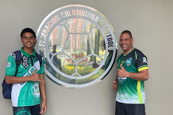 Samuel Trujillo en la sede principal de la Federación Colombiana de Fútbol con su entrenador Anuar Brito, director de la ‘Escuela de Arqueros Anuar Brito’. Foto cortesía álbum familiar Samuel Trujillo en la sede principal de la Federación Colombiana de Fútbol con su entrenador Anuar Brito, director de la ‘Escuela de Arqueros Anuar Brito’. Foto cortesía álbum familiar