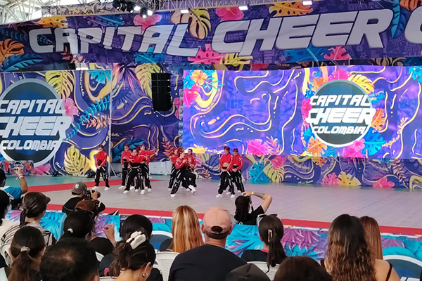 Niñas de la categoría junior realizando su participación en el escenario del Torneo Nacional Invitacional de Porrismo. Foto derechos reservados EL INFORMADOR 