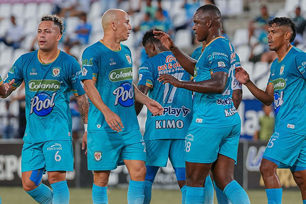 Jugadores del equipo Jaguares de Córdoba en medio de un partido en la segunda división del fútbol colombiano. Foto tomada de Facebook de Jaguares de Córdoba FC