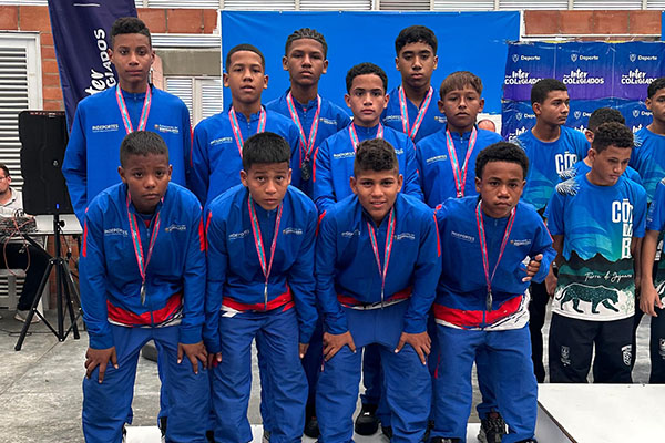 Equipo de futbol prejuvenil del IED Ondas del Caribe de Santa Marta, ganadores de la medalla de plata en los Juegos Intercolegiados Nacionales. Foto Indeportes 