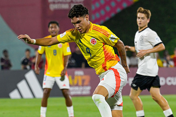 Santiago Londoño, delantero de la selección Colombia sub 17, controlando un balón contra Alemania en la Copa Mundial. Foto Federación Colombiana de Fútbol Santiago Londoño, delantero de la selección Colombia sub 17, controlando un balón contra Alemania en la Copa Mundial. Foto Federación Colombiana de Fútbol