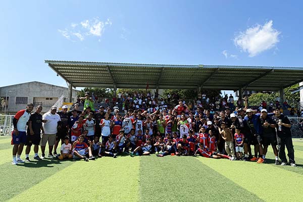 Jugadores de Unión Deportiva Santa Marta F.C., en compañía de todo el cuerpo técnico en la cancha ‘Alfredo Arango’ de la Ciudadela 29 de julio. Foto cortesía Santa Marta F.C. 