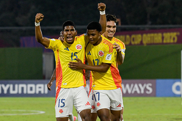 Jugadores de la selección Colombia sub 17 celebrando la anotación de un gol en el Mundial de Qatar. Foto Federación Colombiana de Fútbol
