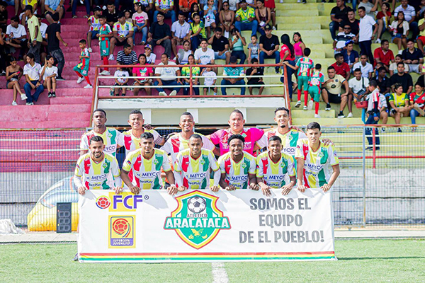 Jugadores de Aracataca FC en formación antes de afrontar un encuentro en la Primera C. Foto Facebook Aracataca FC 