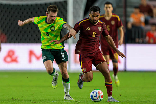 Cristian Casseres de Venezuela disputa un balón con Connor Metcalfe de Australia este viernes, durante un partido amistoso entre Venezuela y Australia en el estadio Shell Energy en Houston (Estados Unidos). EFE/ Carlos Ramirez