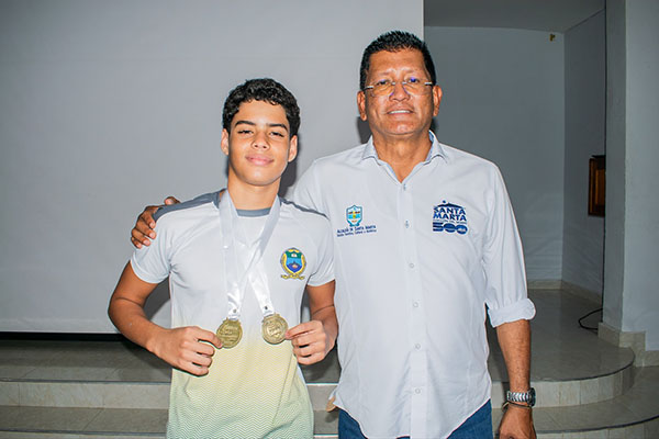 Joven estudiante del Colegio San Luis Beltrán recibiendo su medalla obtenida en los Juegos Intercolegiados en compañía de Hideraldo Espinosa, Director de Inred. Foto Inred  