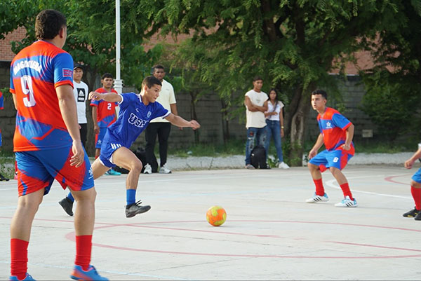 Jugadores de los equipos de la Universidad Santa Marta y el Sena enfrentándose en el primer partido del torneo. Foto Inred Santa Marta Jugadores de los equipos de la Universidad Santa Marta y el Sena enfrentándose en el primer partido del torneo. Foto Inred Santa Marta 