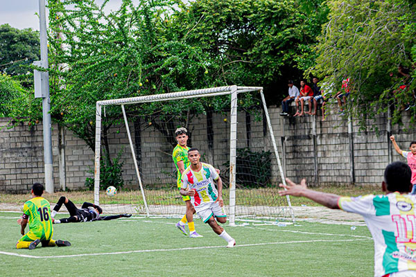 Didier Acosta, jugador de Atlético Aracataca, segundos después de conseguir la anotación del triunfo frente al Club la Cantera de Pereira. Foto Facebook Atlético Aracataca