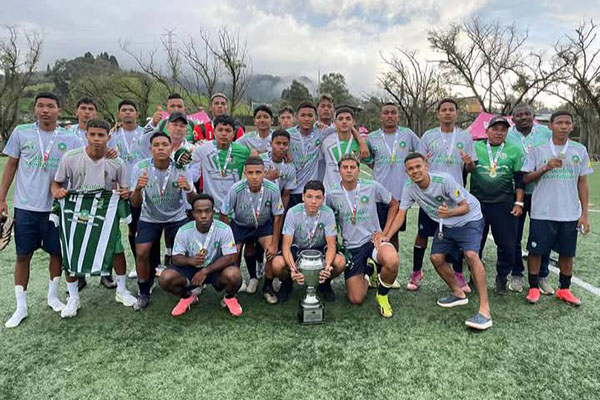 Jugadores de Alianza Sur de Montelíbano en formación antes de jugar la final nacional. Foto Facebook Alianza Sur Montelíbano 