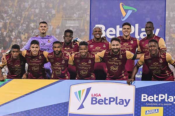 Deportistas en el campo de juego. Foto @cdtolima