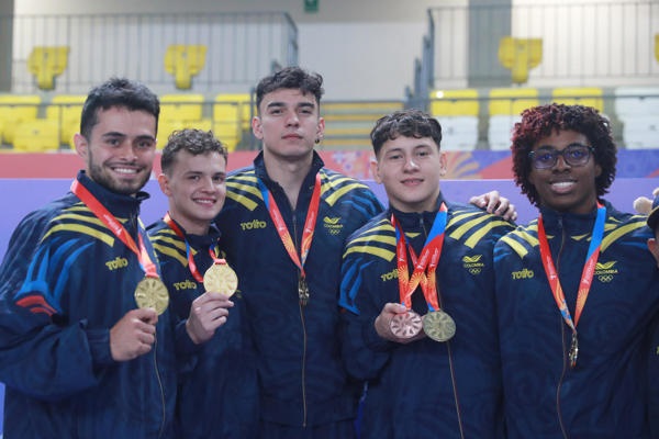 Integrantes del equipo de Colombia posan en el podio de gimnasia artística masculina de los Juegos Bolivarianos este jueves, en Lima (Perú). EFE/ STR