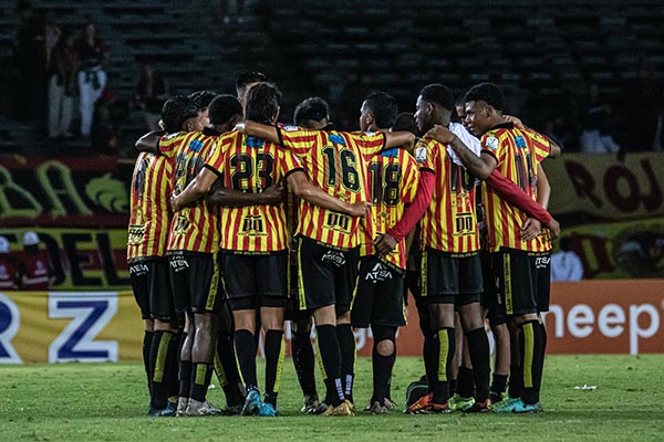 Jugadores del Deportivo Pereira abrazados celebrando un triunfo conseguido en la liga profesional del futbol colombiano. Foto Facebook Deportivo Pereira 