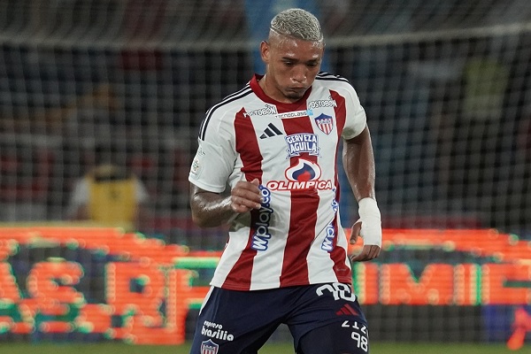 Cuando peor la pasaba Junior vino un tiro libre en el que el samario Jermein Peña metió un pelotazo por un hueco que dejó la barrera y era el empate parcial. Foto: Redes Sociales Junior SA