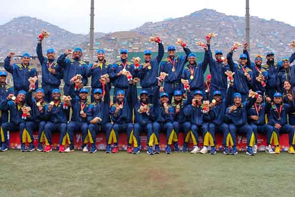 Delegación colombiana de beisbol levantando los reconocimientos que recibieron como campeones del torneo. Foto Comité Olímpico Colombiano 