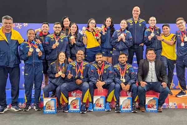 Delegación colombiana de Karate, con sus premios por ser los campeones de su modalidad. Foto Comité Olímpico Colombiano