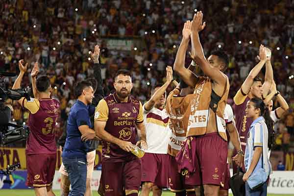 Futbolistas del Deportes Tolima saludando a la afición después del paso a la gran final. Foto Foto @CDtolima en X Futbolistas del Deportes Tolima saludando a la afición después del paso a la gran final. Foto Foto @CDtolima en X