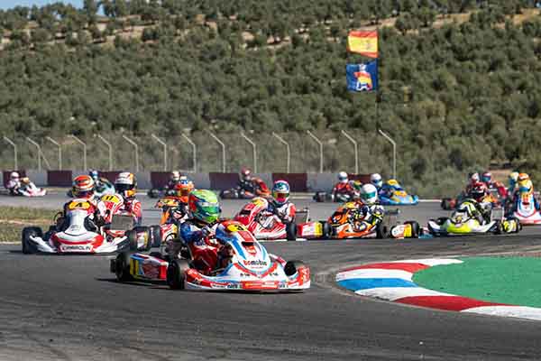 Dominic Vera, piloto colombiano de Karts compitiendo en Baréin. Foto EFE
