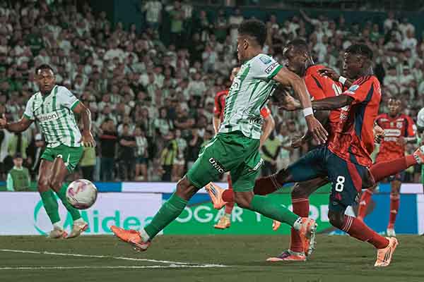Jugadores de Atlético Nacional enfrentándose a los del Independiente Medellín en un partido de liga. Foto tomada de Club Atlético Nacional Oficial en Facebook 