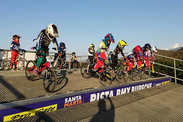 Niños en una competencia de ciclismo en la modalidad de Bmx en Santa Marta. Foto Alcaldía Niños en una competencia de ciclismo en la modalidad de Bmx en Santa Marta. Foto Alcaldía