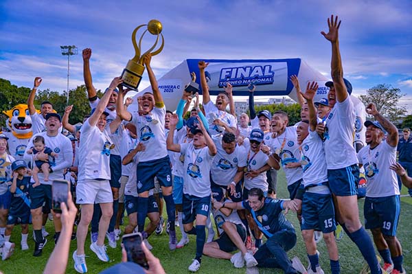 Jugadores de Equipo Azul de Valledupar celebrando con el trofeo de Campeones. Foto Alcaldía de Valledupar 