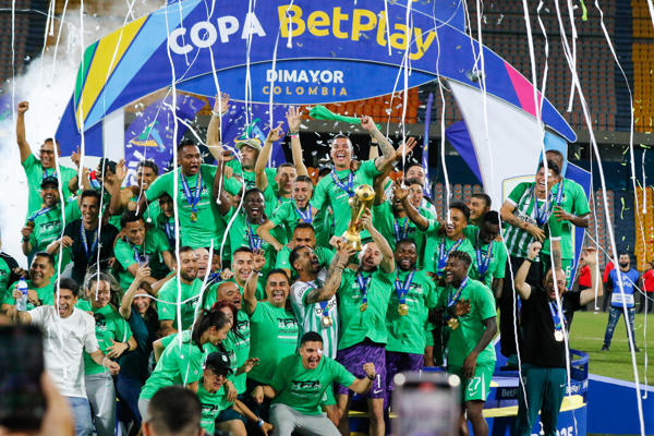 Jugadores de Nacional celebran con el trofeo de la Copa Colombia este miércoles, al finalizar el partido de vuelta por la final de la Copa Colombia entre Medellín y Nacional en el estadio Atanasio Girardot, en Medellín (Colombia). EFE/ STR