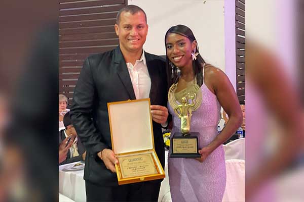 Natalia Linares, en compañía de su entrenador Martín Suarez Mazenett, recibió el trofeo ACORD de Oro, consolidándose como una de las mejores atletas del mundo. Natalia Linares, en compañía de su entrenador Martín Suarez Mazenett, recibió el trofeo ACORD de Oro, consolidándose como una de las mejores atletas del mundo.