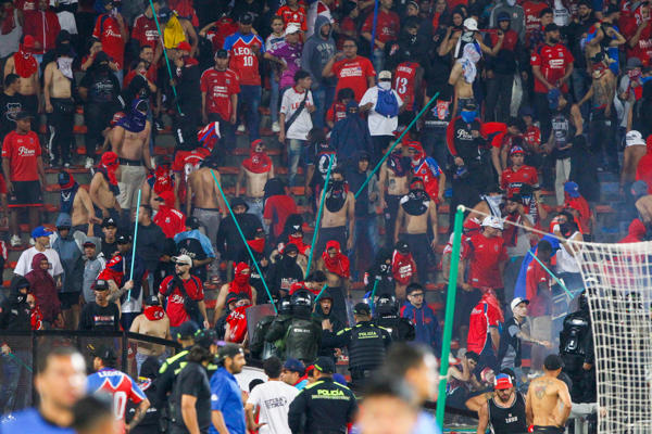 Caos en el Atanasio Girardot luego de la final Nacional vs. Medellín por Copa BetPlay. Foto: EFE