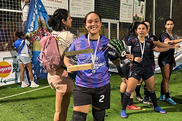 Vannesa Gonzáles, jugadora de fútbol femenino con el trofeo de campeona obtenido en un torneo local. Foto derechos reservados EL INFORMADOR