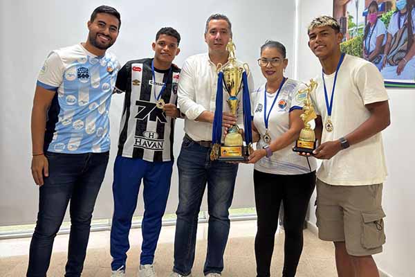 Rocío Ponce, recibiendo el trofeo de Campeones de la Liga B y la credencial de ascenso a la liga A. Foto cortesía Rocío Ponce 