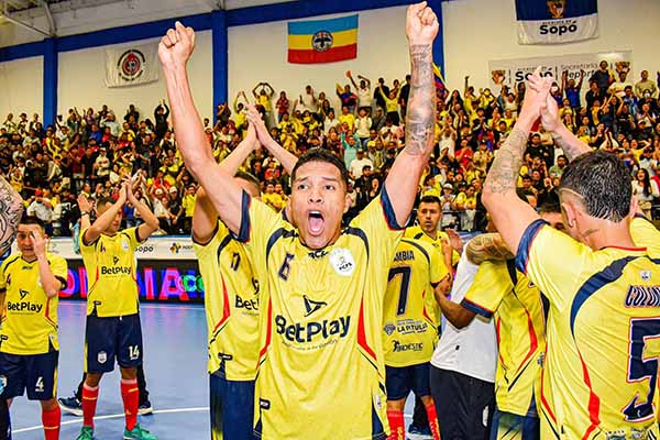 Selección Colombia de fútbol sala celebrando el título de Campeón sudamericano Foto Federación Colombiana de Futbol Sala Selección Colombia de fútbol sala celebrando el título de Campeón sudamericano Foto Federación Colombiana de Futbol Sala