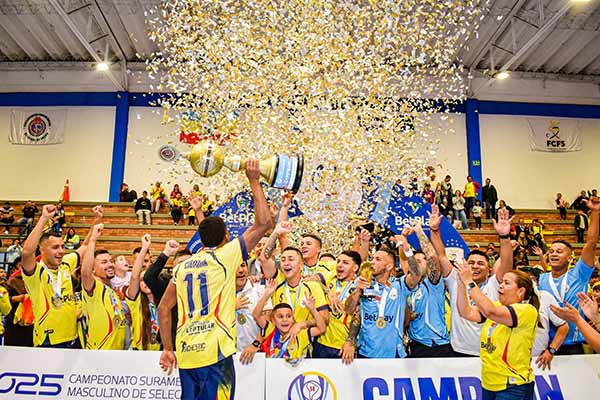 Jugadores de la selección Colombia de fútbol sala celebrando el título de Campeón sudamericano Foto Federación Colombiana de Futbol Sala Jugadores de la selección Colombia de fútbol sala celebrando el título de Campeón sudamericano Foto Federación Colombiana de Futbol Sala